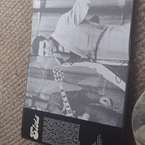 Elvis Presley Hardcover book and CD - Picture 3 of 3